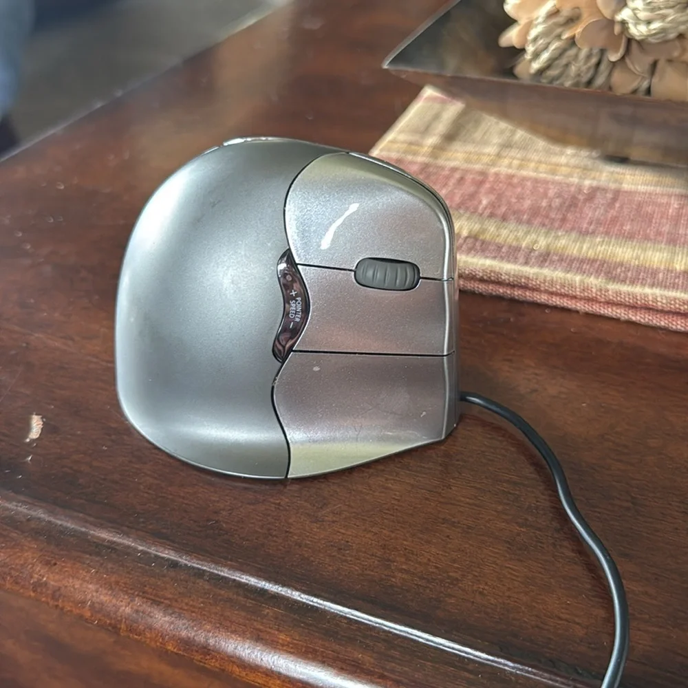 Evoluent VerticalMouse 4 Right-Handed Mouse corded new. No box.